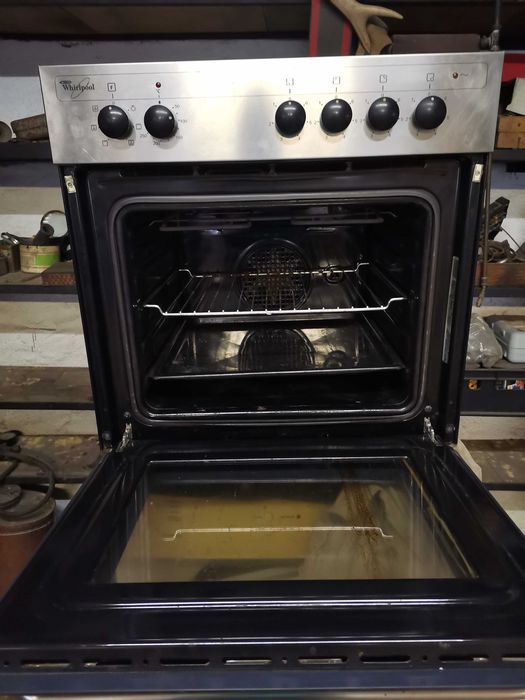 Продавам фурна с котлони Whirlpool