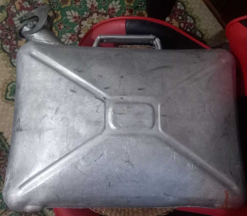 Продам  металлическую канистру 20 литровую