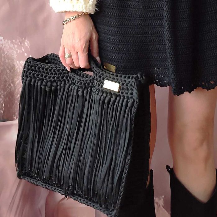 Черна ръчно плетена чанта с ресни – за плаж или ежедневие