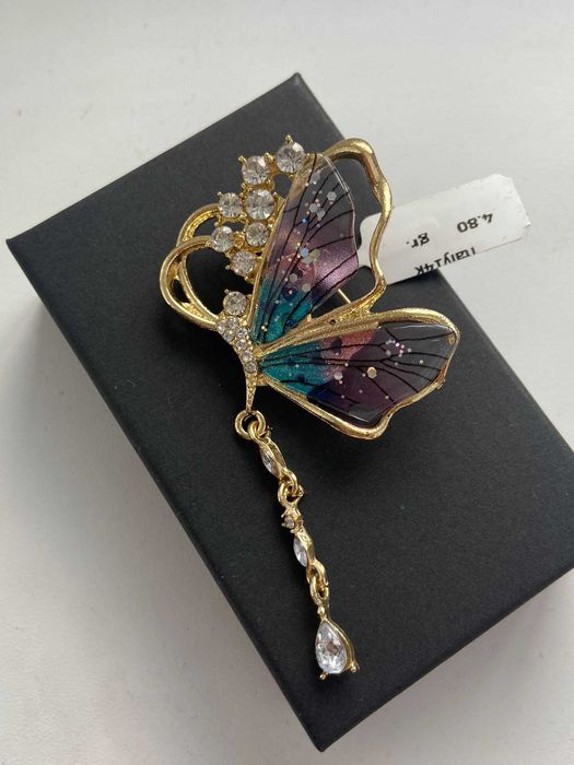 Модные украшения серьги и броши