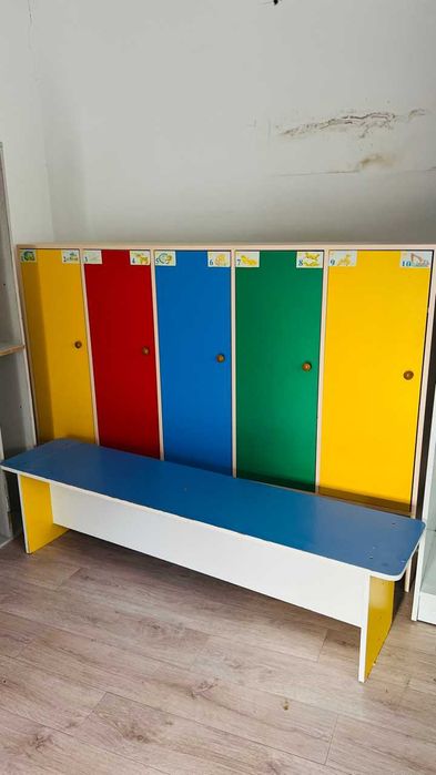 Детские шкафчики и скамейка для раздевалки