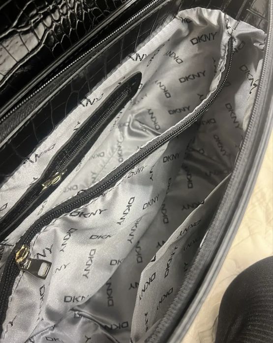 Дамската чанта DNKY
