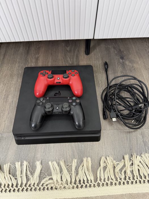 Продам PlayStation 4 slim.