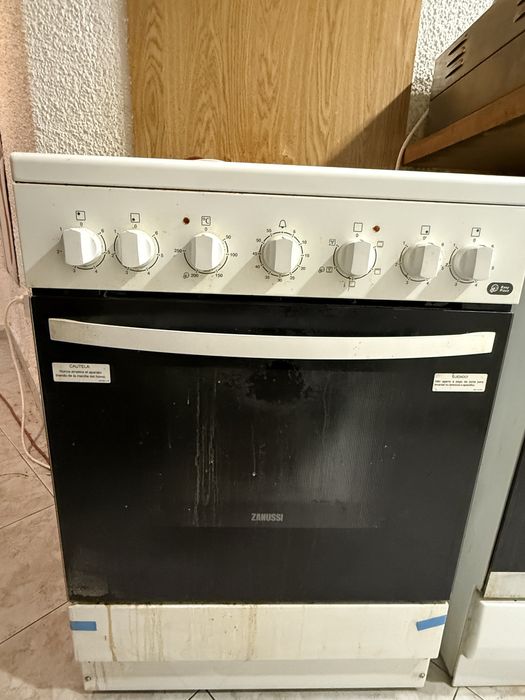 Готварски печки.Едната е с керамичен плод,а другата с котлони