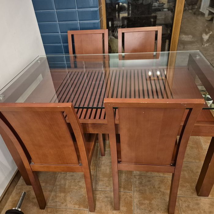 Трапезарна маса с 4 стола, масивно дърво, цвят череша.