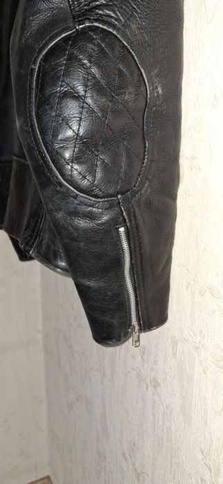Geaca din piele narurală,culoarea neagra