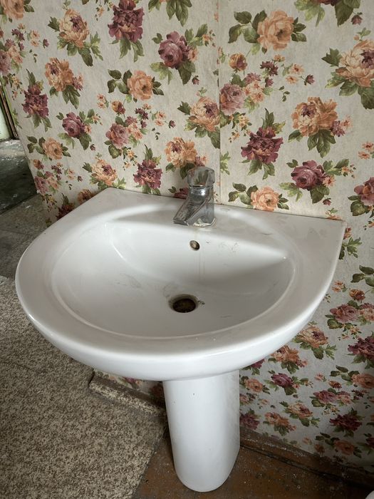 Раковина с краном