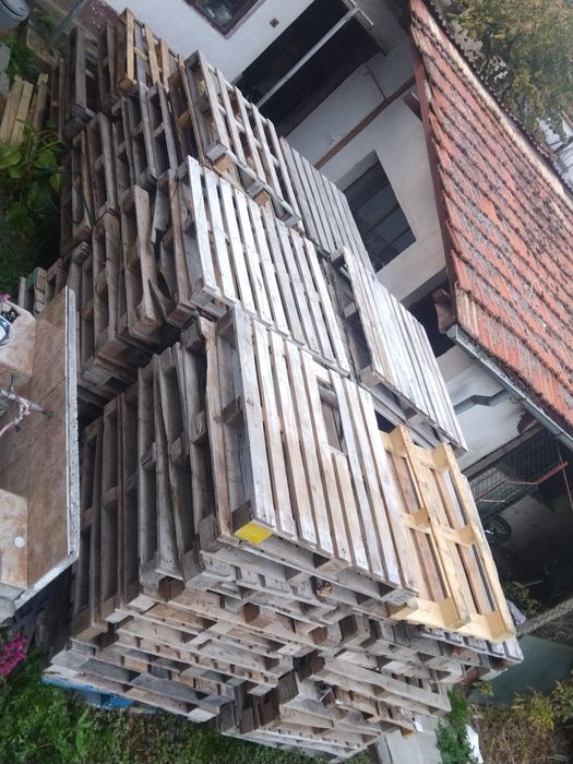 Продавам 150 броя Европалети и дървени скари с различни размери .
Нами