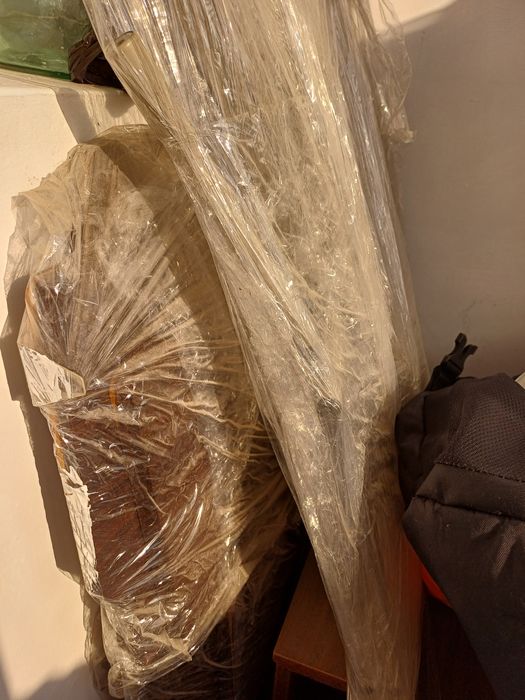 Компьютерный столик вместе с компьютером и клавиатурой