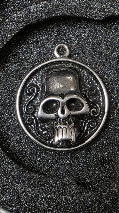 Pandantiv craniu cu pălărie – stil gotic/rock, unicat