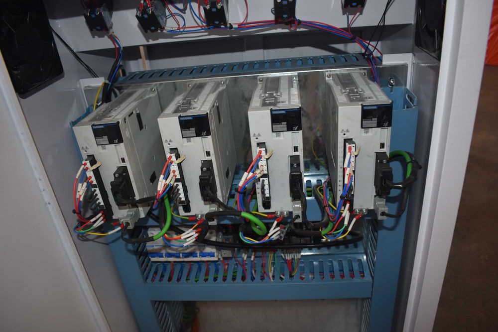 Router CNC cu 3 motoare si masa cu vacuum