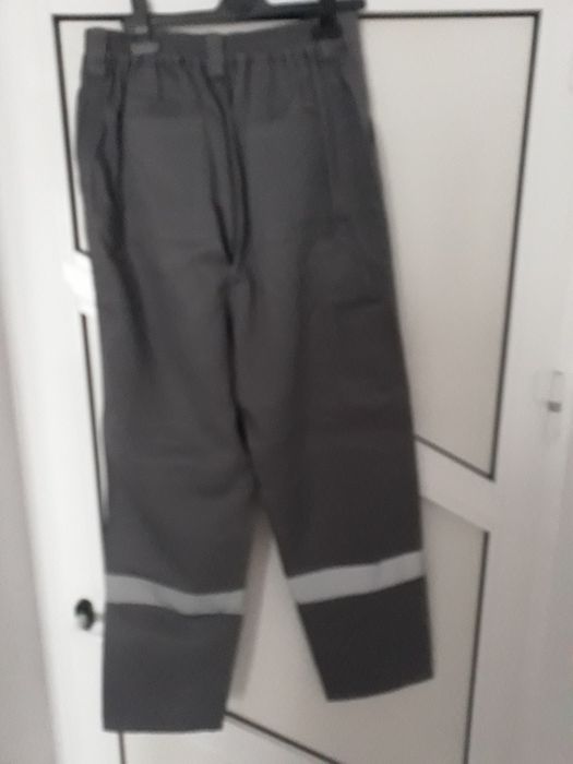 Pantaloni de salopeta