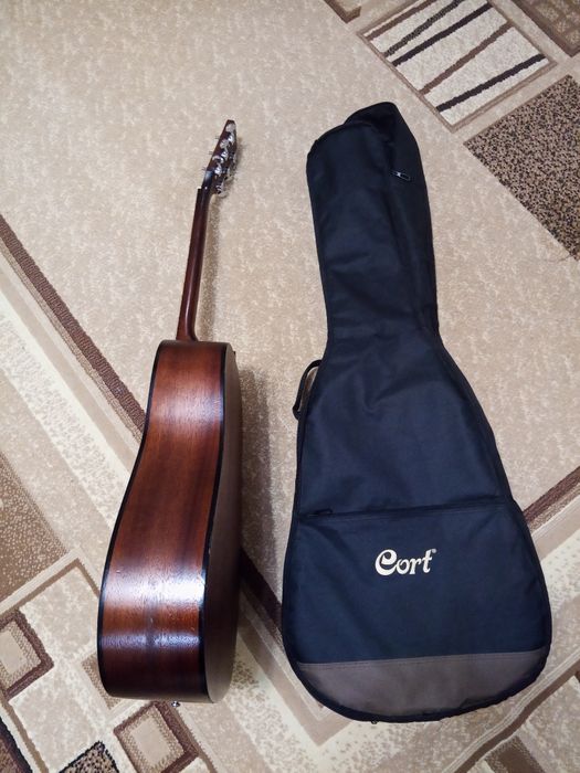 Продам гитару Cort AD810