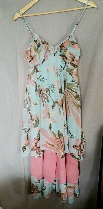 Страхотна лятна рокля с красиви цветя размер S