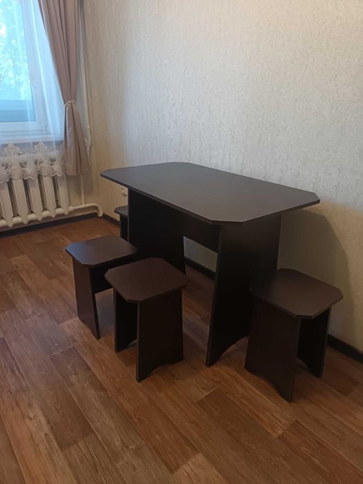 Кухонный стол со стульями в комплекте   б/у