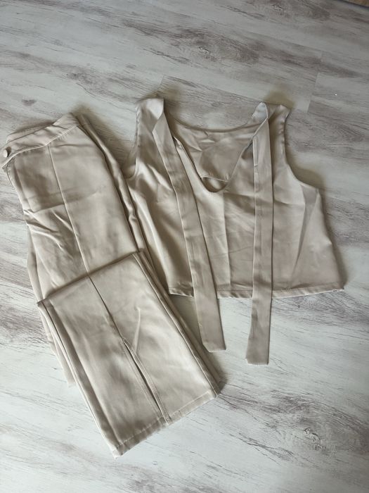 Бежов топ с ефектен гръб + панталон