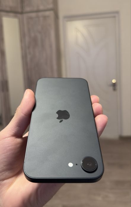 Например, iPhone 16 e гарантией