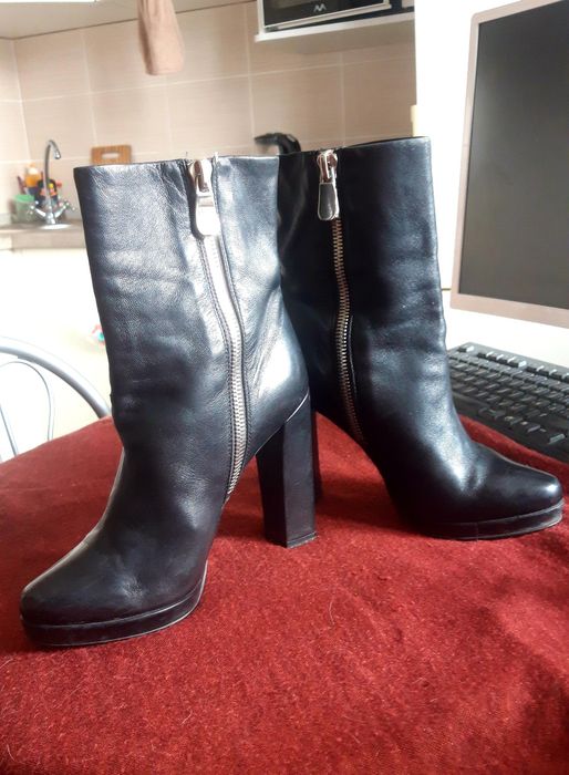 Срочно продам женские сапоги