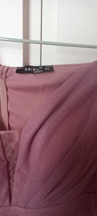 Дълга официална рокля с брукатени частици.