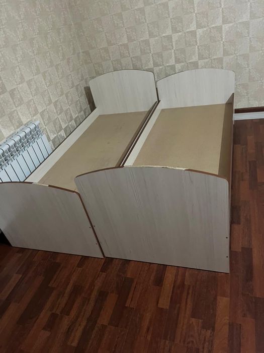 Стол стулья, компьютерный стол, кровать 2 шт