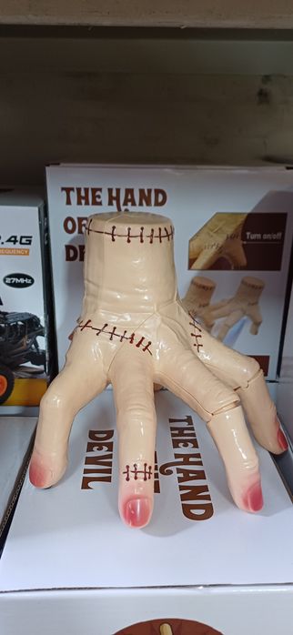 Ръката от семейство Адам движеща с музика