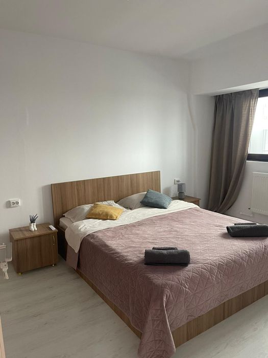 Închiriez apartament 2 camere  pe zi