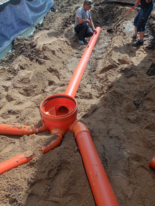 Executam lucrari de excavatii, terasamente, canalizare/apa, pavaje