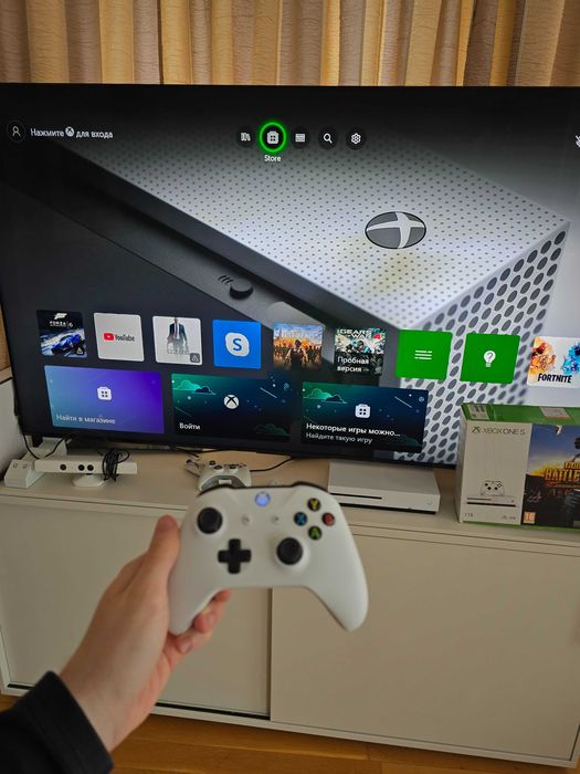 Xbox One S 1TB в много добро състояние