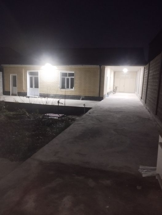 Жомбой марказида ховли сотилади