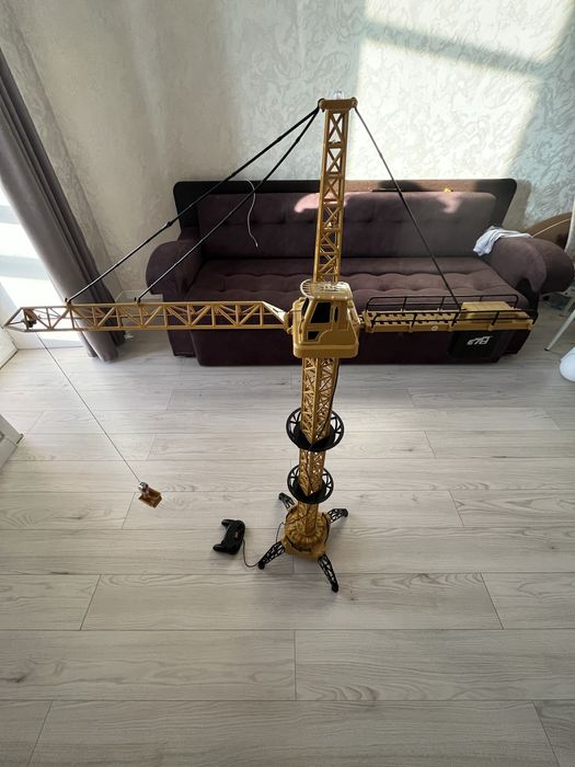 Игрушка (башенный кран)