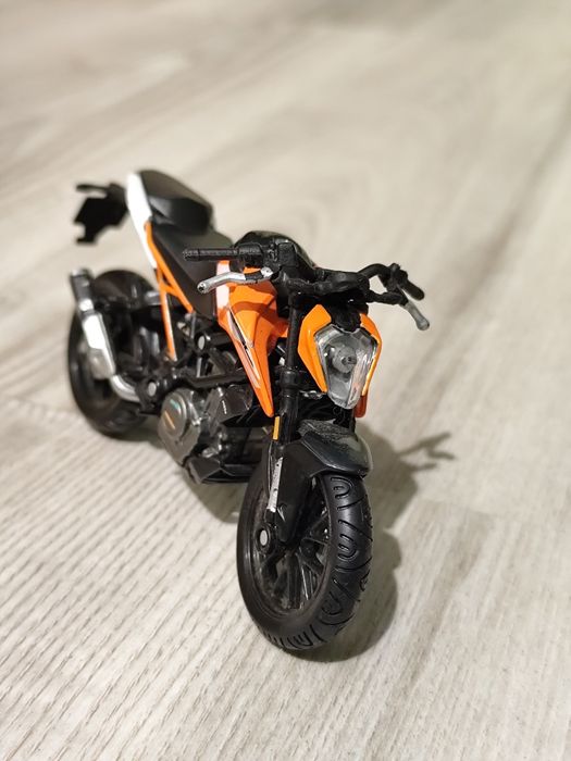 Vând machetă colectie KTM 250 DUKE