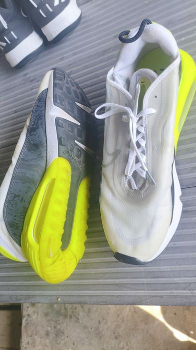 Nike Air Max 2090 в расцветке White Volt