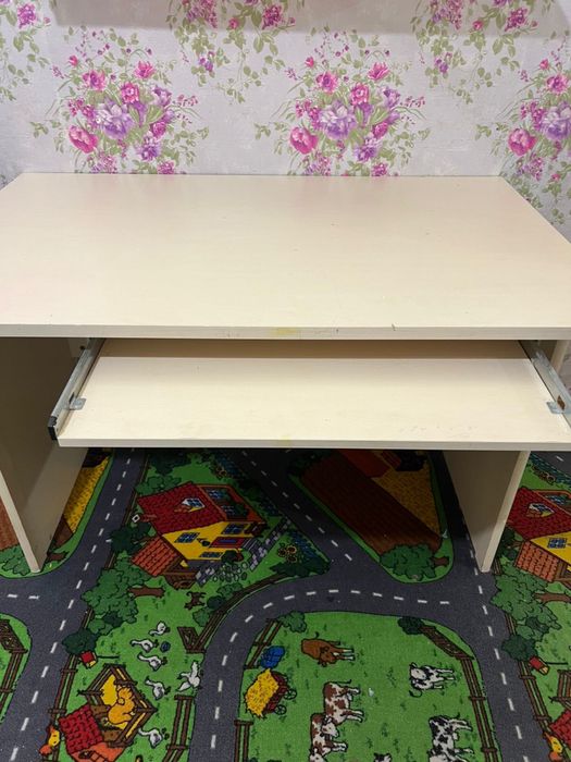 Парта  и полка для книжек. Стол