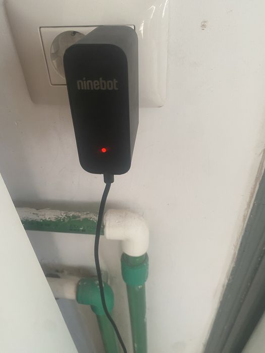 Vand Trotineta Ninebot Negociabil ( Pe alb )