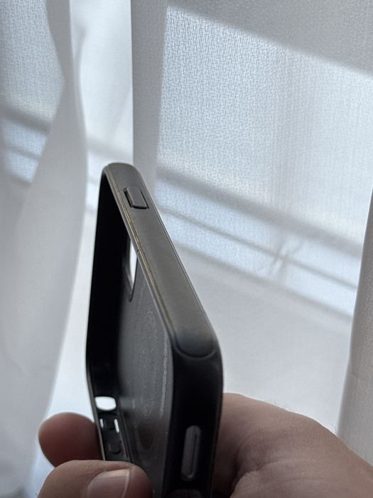 Okazie! 2 Huse la pret de 1 - iPhone 12 Spigen & ESR