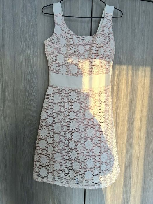 Елегантна дамска рокля с дантела – отлично състояние