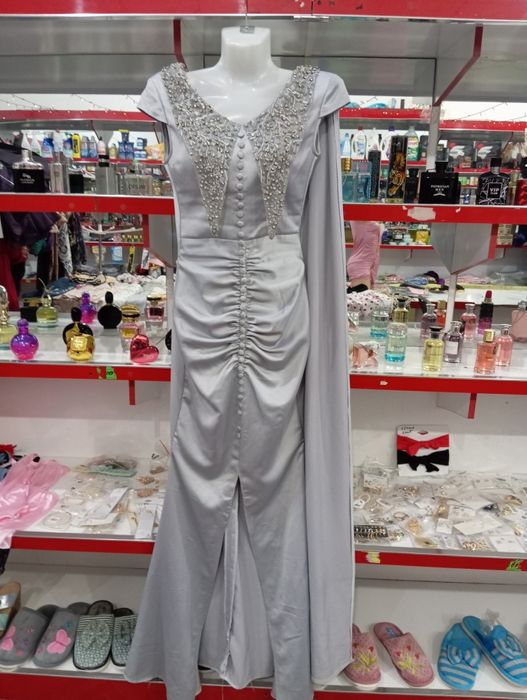 Базм либослари сотилади