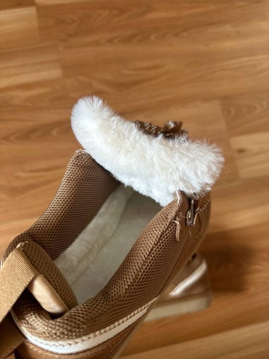 Papuci imblanati cu eticheta (nu Nike, Gucci, Adidas, Balenciaga)