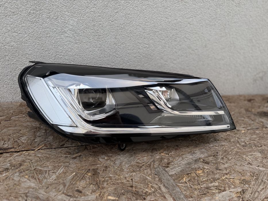 Far dreapta VW Touareg 7P Facelift 2016-2017-2018 Xenon + LED Original