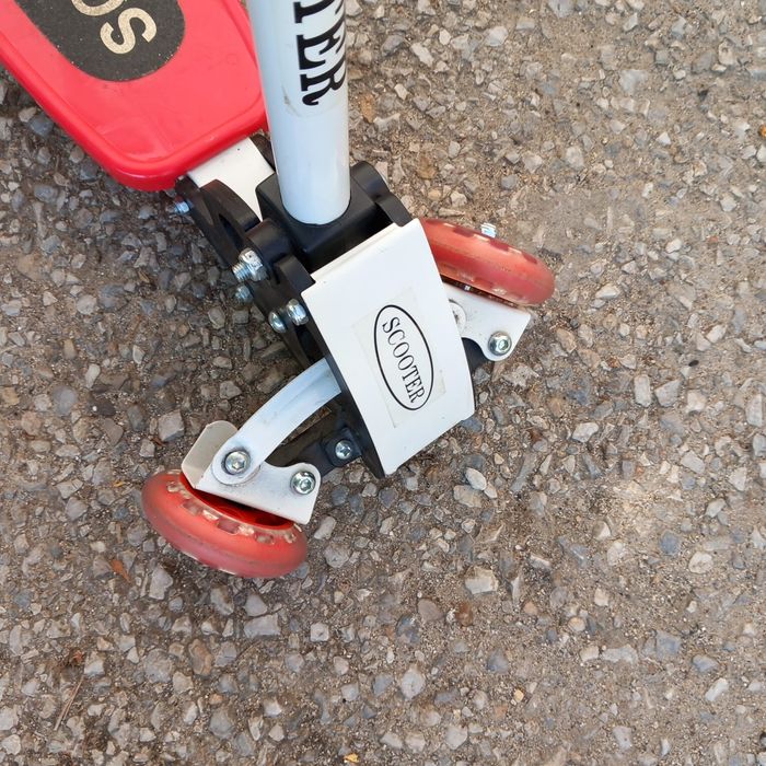 Детски   скутер                 .