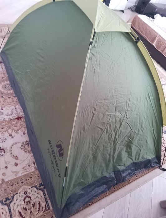 Палатка двухместная продам.