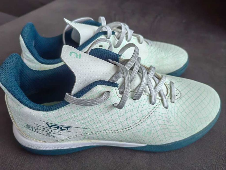 детски футболни обувки