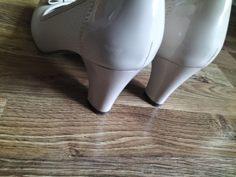 Pantofi beige cu toc