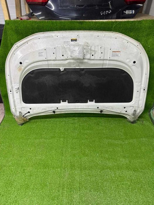 Капот на Toyota RAV 4