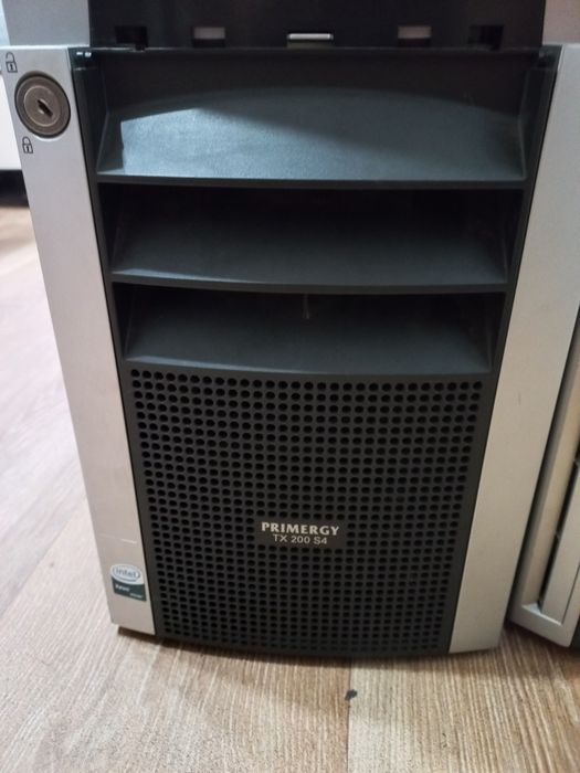Server Fujitsu Primergy TX200S4 si Celsius W360
