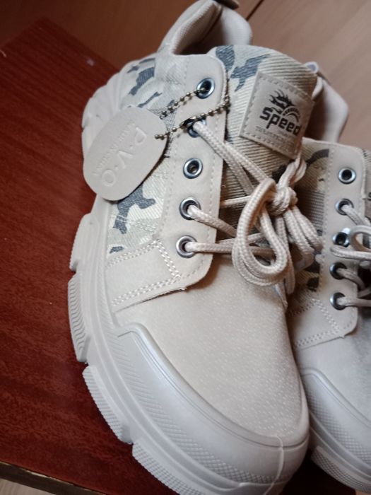 Мужские кроссовки р.41-42