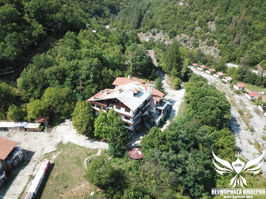 Продава се Хотел в с. Нареченски бани, Област Пловдив - 3557 кв.м за 155 €/кв.м - Снимка #2