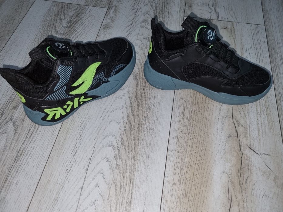 Vând adidași NOI băieți mărime 34  20,5 cm interior