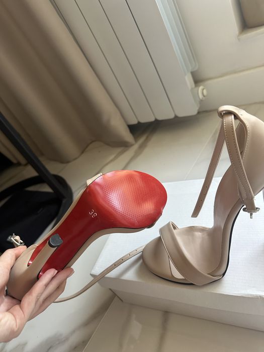 Нови бежови сандали на тънък ток. Размер 39