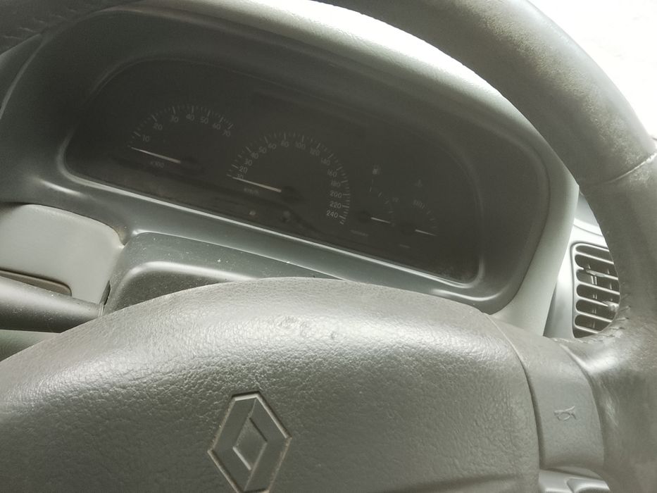 Vând sau schimb Renault Laguna 1.6i edition